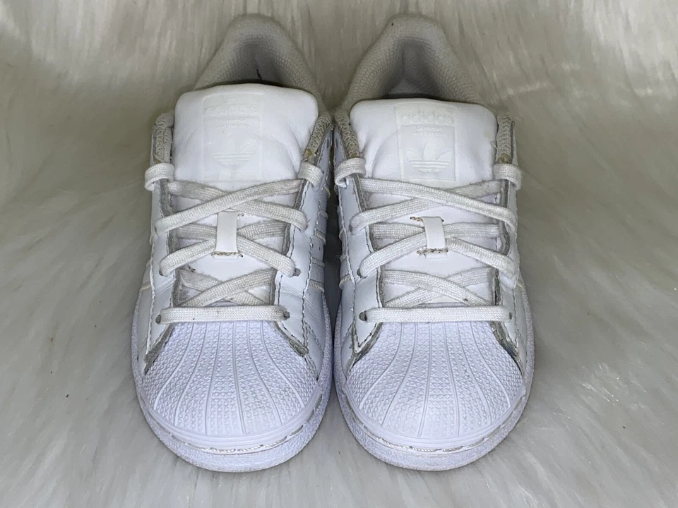 Tenis Adidas Superstar NIÑOS EE. UU. 12 K UK 11,5 K FR 30 Base Blancas #B23655 Foto 2 de 4