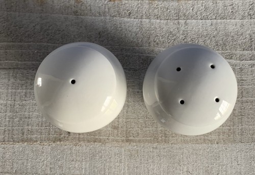 Martha Stewart • MSE • Embossed White China • Salz & Pfefferstreuer Set - Bild 4 von 12