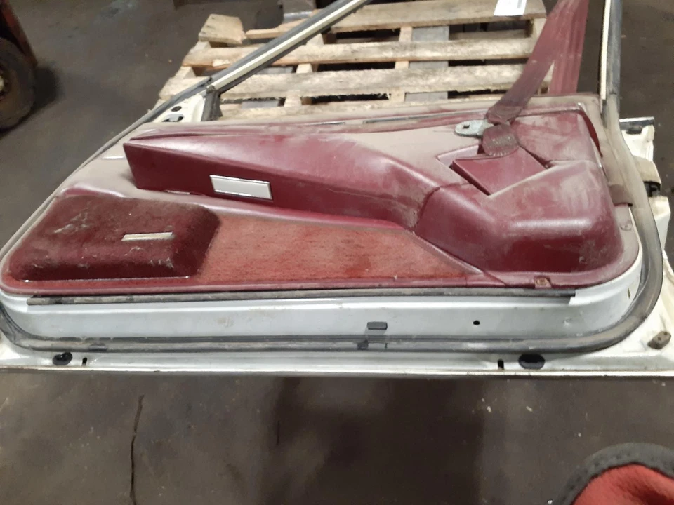 Used Front Right Door fits: 1990 Oldsmobile Ninety eight Sdn belt reel in pillar Foto 2 de 4
