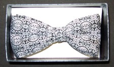 Mens Silver Black Round Medallion Pattern Pre Tied Bow Tie New In Box NBT 42