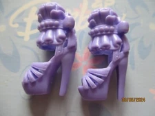 BARBIE DOLL / PAIR OF SHOES: BOOTS, PUMPS ....... (2516)
