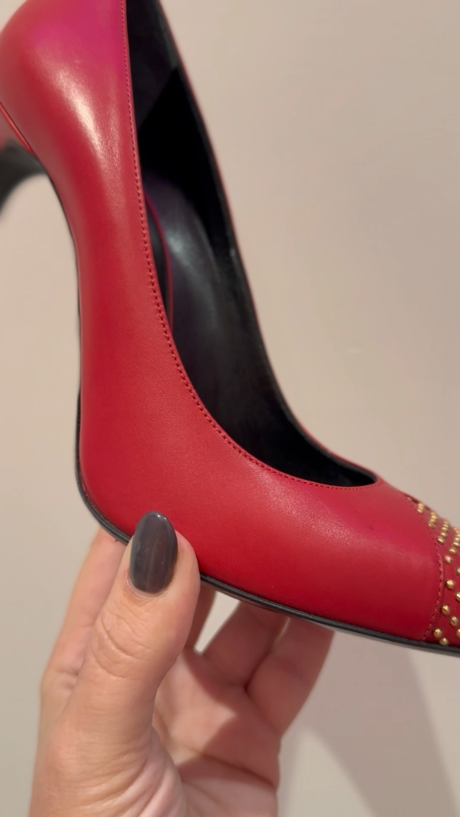 Scarpe decolte Saint Laurent originali in pelle rossa con borchie dorate e tacco YSL 37 7