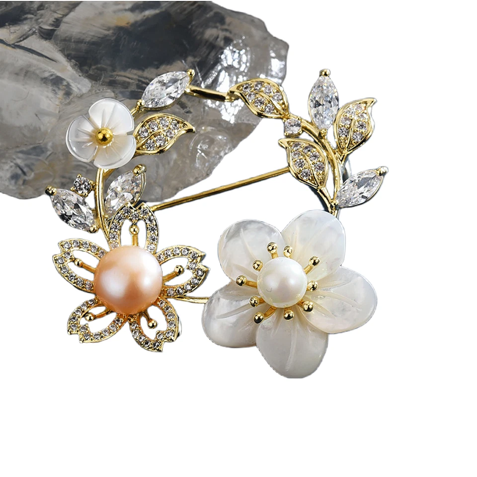 Broche prendedor guirnalda flor circón cúbico perla concha blanca chapada en oro Foto 2 de 4