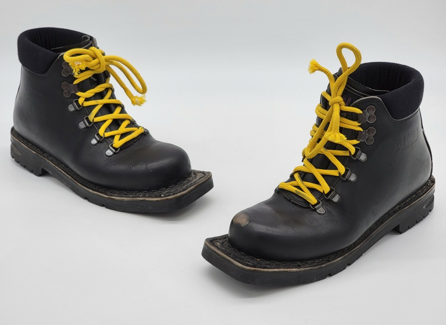 leather 3 pin ski boots