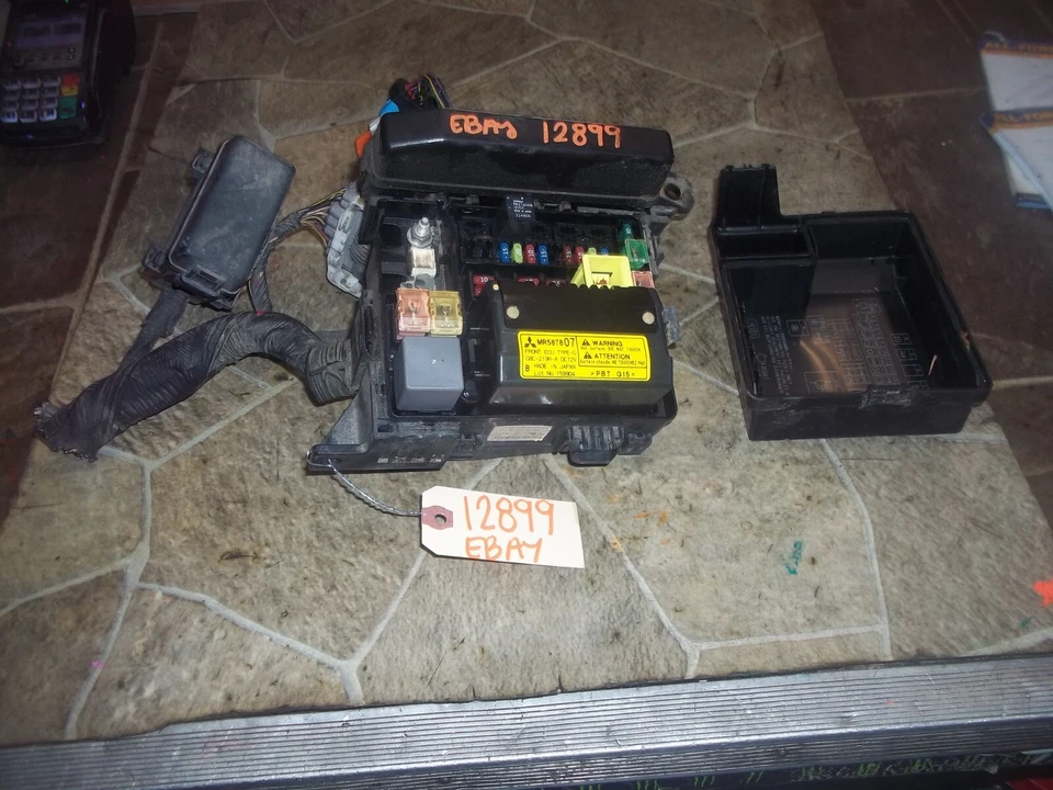 Conjunto de bloque de circuito de caja de fusibles de motor MITSUBISHI GALANT 2010-2012 debajo del capó Foto 3 de 4