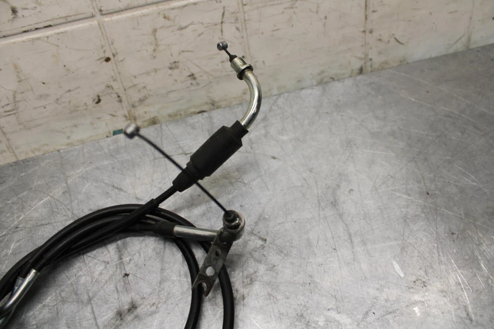 13 SUZUKI GSXR750 THROTTLE CABLES LINES BB474 - Image 4 of 4