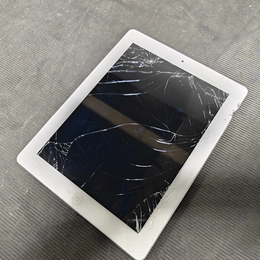 iPad 4 A1458 16GB Wi-Fi - Not Working, Cracked Screen, No Accessories - Image 4 of 4