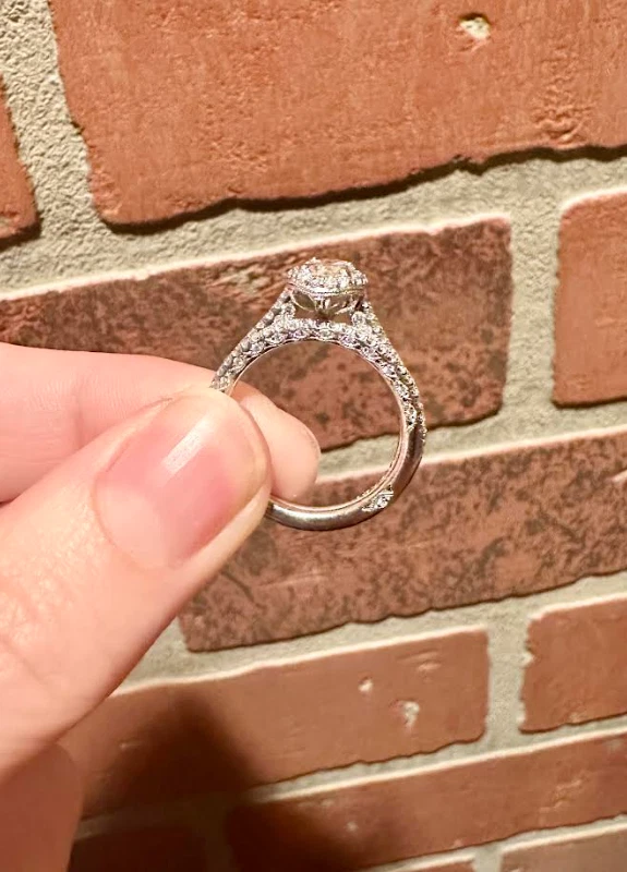 Conjunto de boda: anillo de compromiso de diamantes halo ovalado + alianza de boda Foto 3 de 4