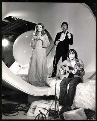 Fotografie Araldo Di Crollalanza, London, Schauspielerin Marina Vlady mit dem S 