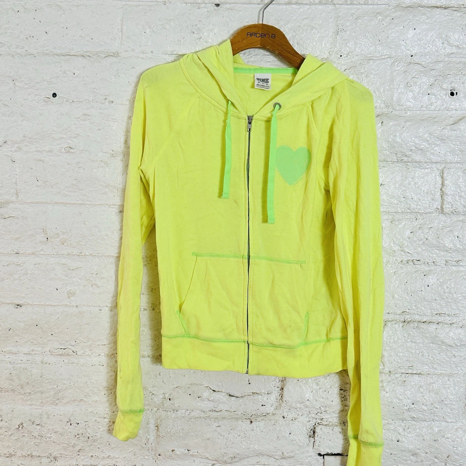 UNDERCOVER Giacca con cappuccio leggera Victoria's Secret rosa logo cuore giallo limone XS