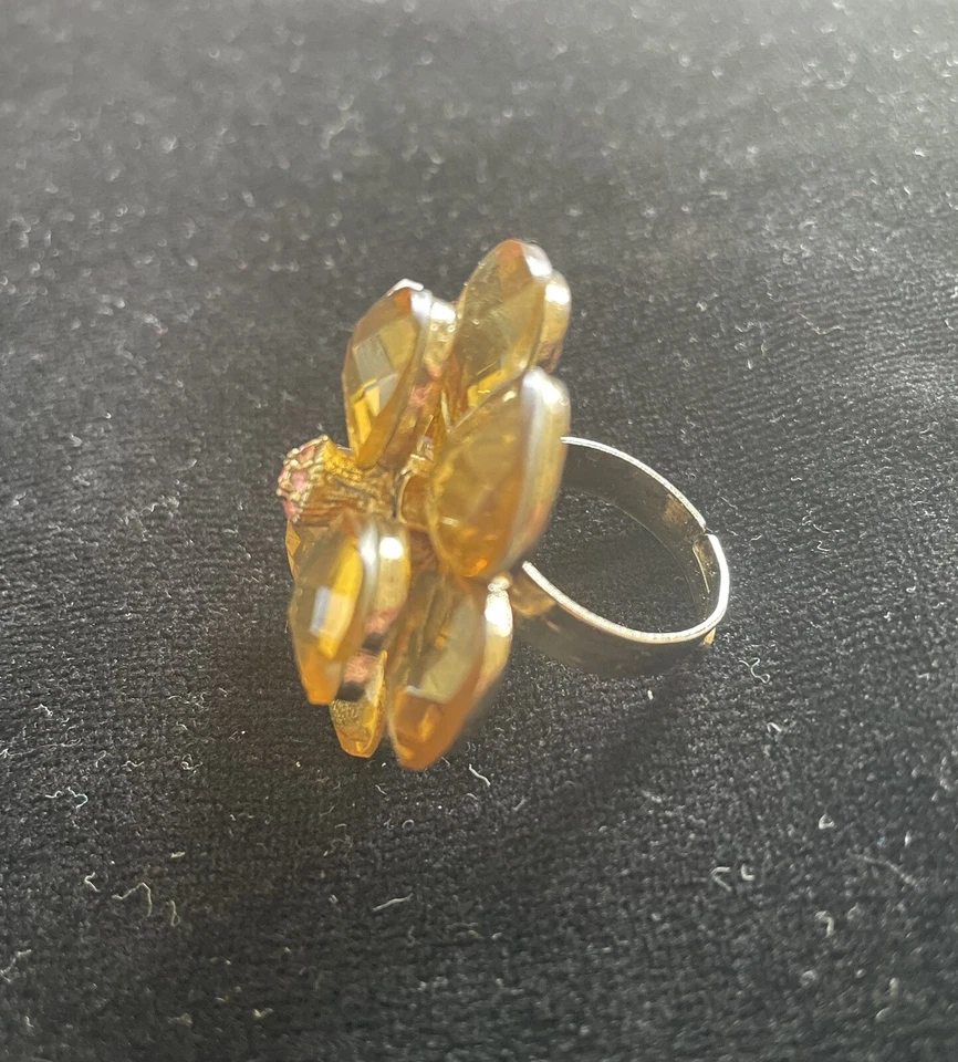 Hermoso anillo flor dorada para mujer talla 9 con circonitas Foto 3 de 3