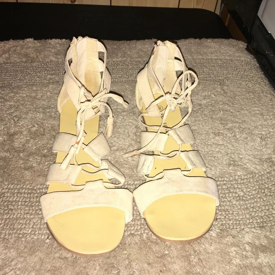 Sandalias gladiador beige Wet Seal para mujer talla 8  Foto 2 de 4