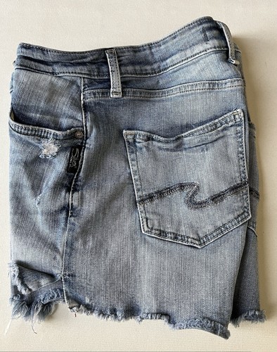 Silver Jeans Co Avery Mid-Rise Light Wash Bermuda Short W27/L3 Raw Hem Distress - Picture 19 of 20