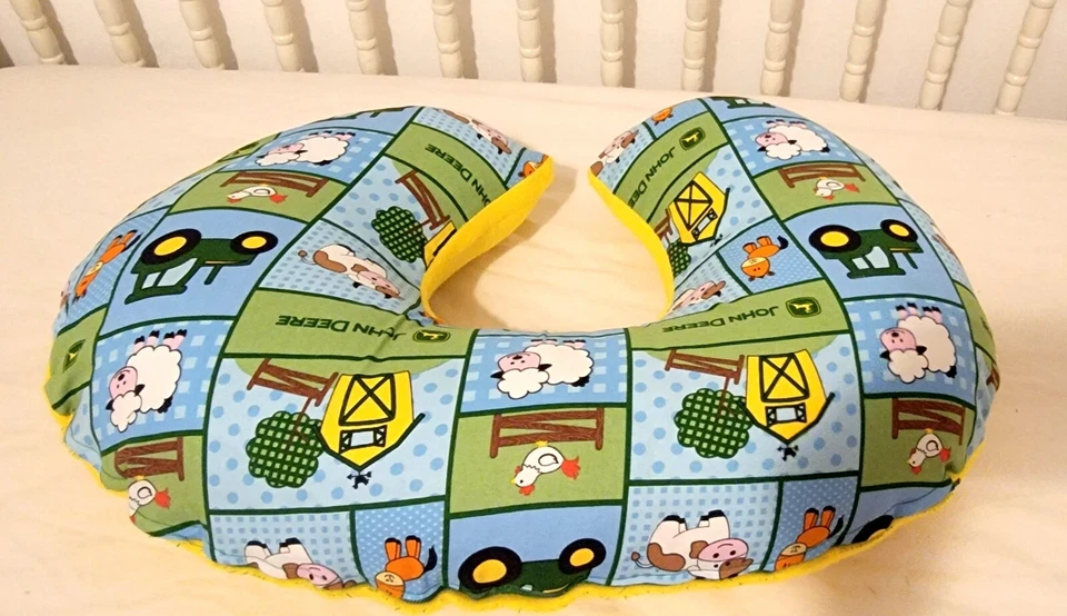 Funda de almohada de enfermera hecha con John Deere y vellón amarillo (almohada no incluida) Foto 2 de 3