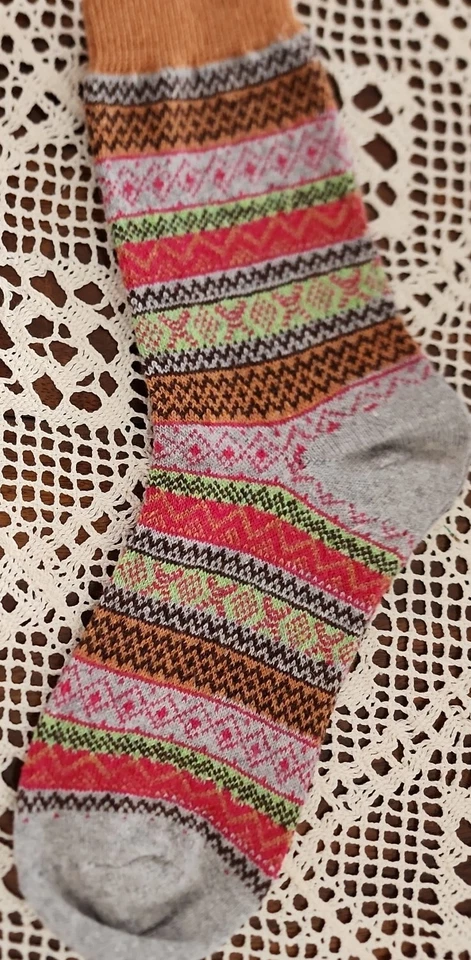 Dos (2) pares ~ diseño geométrico a rayas ~ mezcla de algodón ~ tejido ~ calcetines redondos (1) Foto 2 de 4