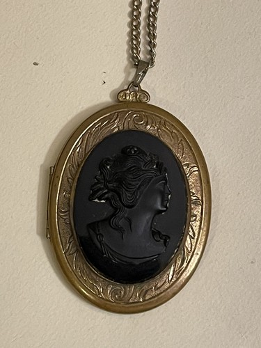 Vtg Intaglio Black Glass Cameo Necklace 1.5” Locket Carved Chain Victorian