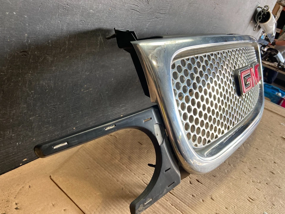 GMC Yukon Denali 2000 a 2006 parrilla delantera superior cromada N8376 DG Foto 3 de 4