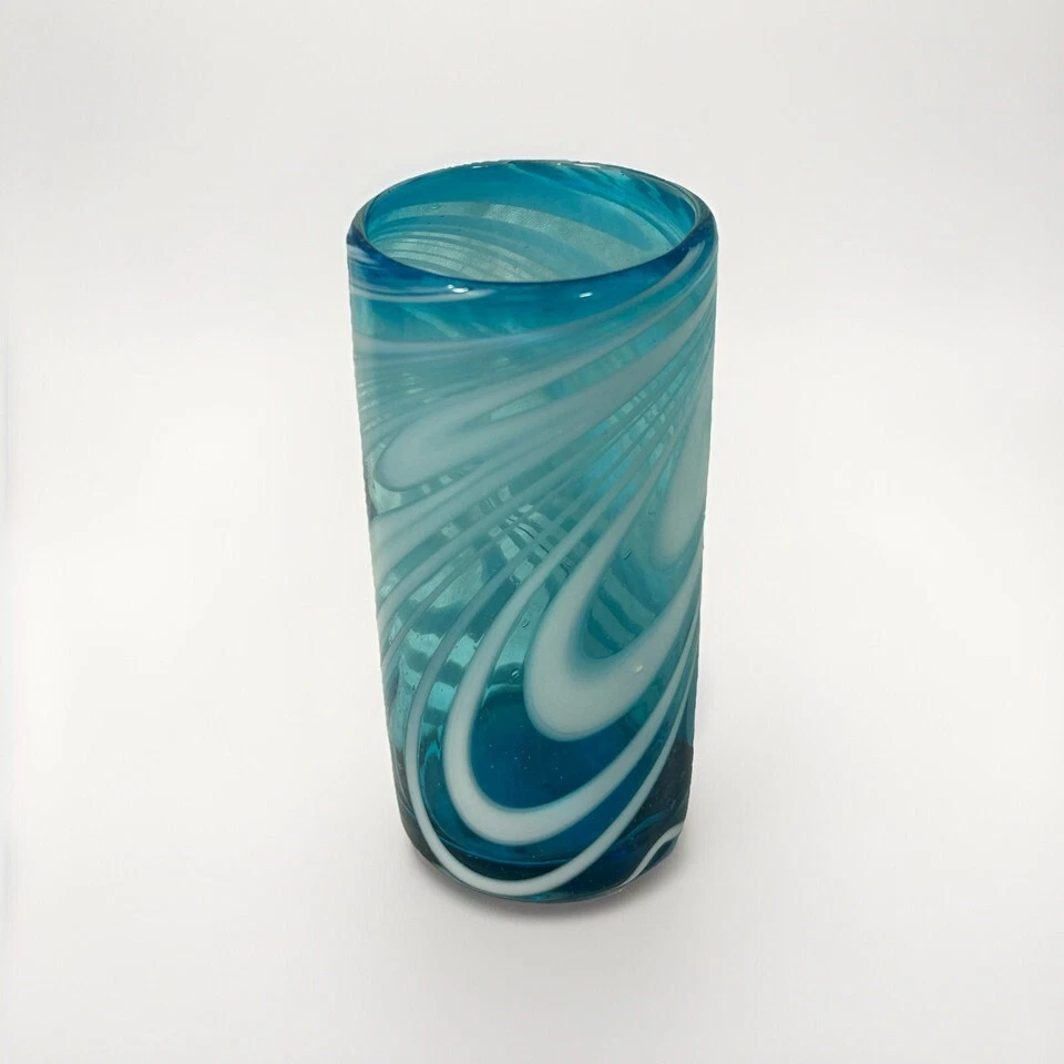 Vaso mexicano soplado a mano azul y blanco remolino Foto 2 de 4