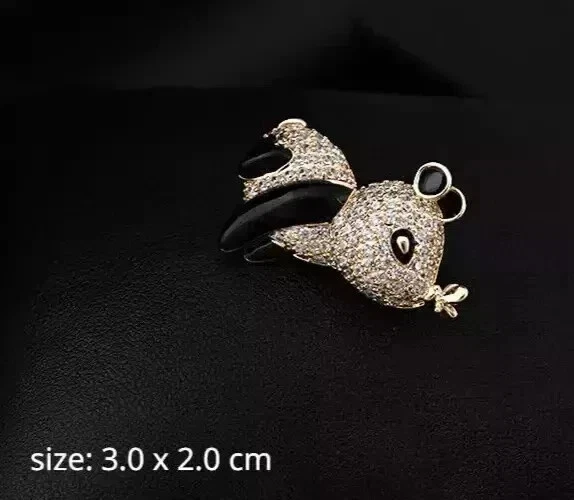 Broche prendedor con dije de panda de corte redondo de diamante simulado enchapado en oro rosa de 14 quilates Foto 2 de 4