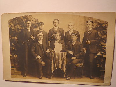 Group of students or pupils with hats - room 20? 1904 or 1914/ Studentika
