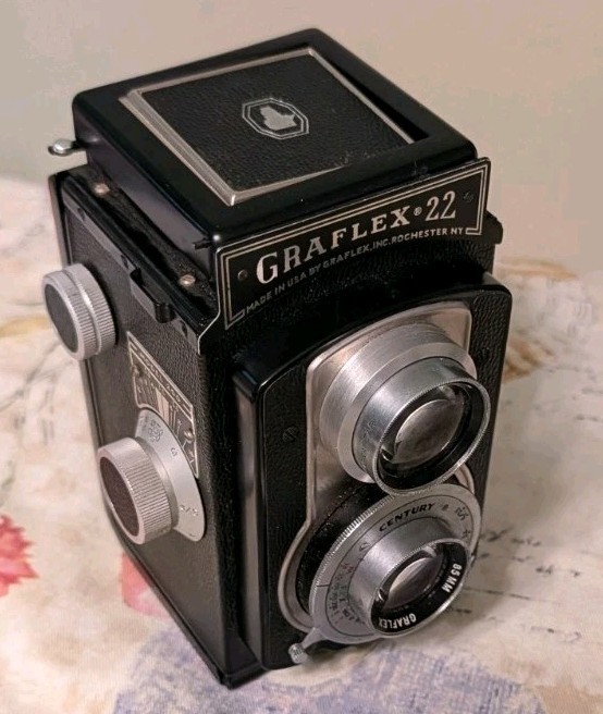 Graflex Graflex 22 Twin-Lens Reflex Camera 120mm with case. 