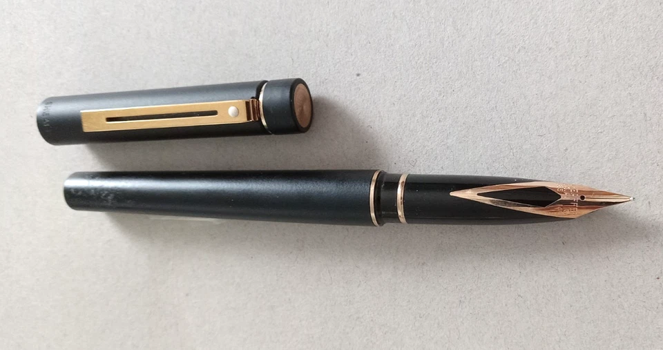 Caneta-tinteiro Sheaffer Targa ouro 14K nova na caixa preta fosca anúncio ponto branco - Imagem 2 de 4