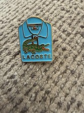 pin’s ROLAND GARROS Polo Lacoste Bleu Non Arthus Bertrand