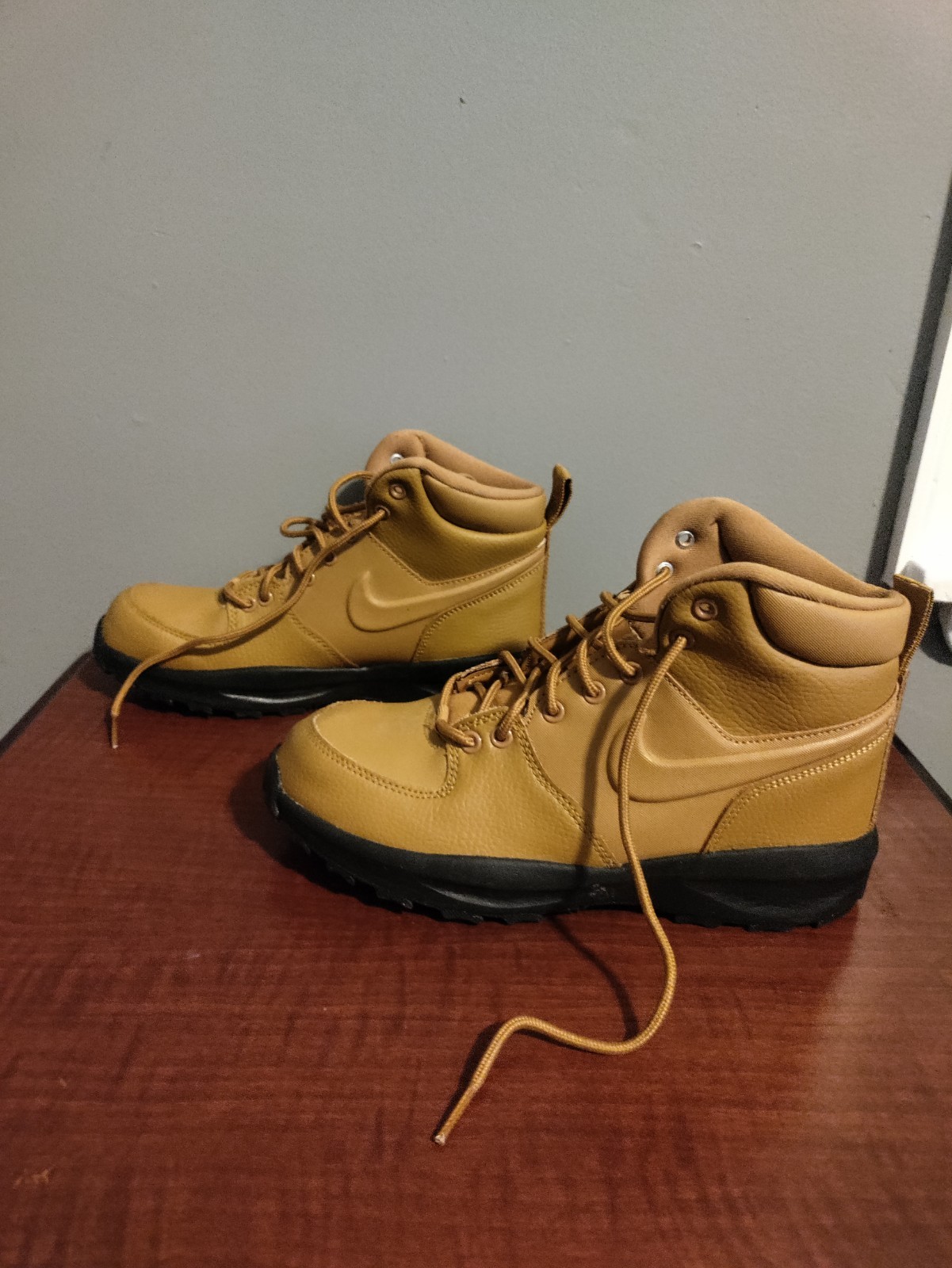 Nike Manoa Big Kids Light Weight Boots Size 6Y Wheat and Black Color