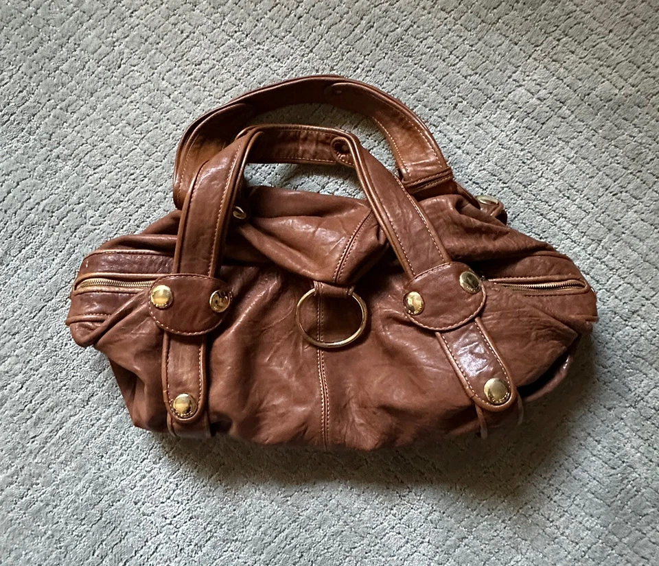 Bolso de Mano Gustto Grande de Cuero Baca en Caramelo Tostado con Herrajes Dorados Foto 3 de 4