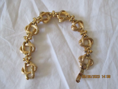 Vintage Crown Trifari Celtic Knot Brushed Gold Tone Bracelet - Picture 2 of 7