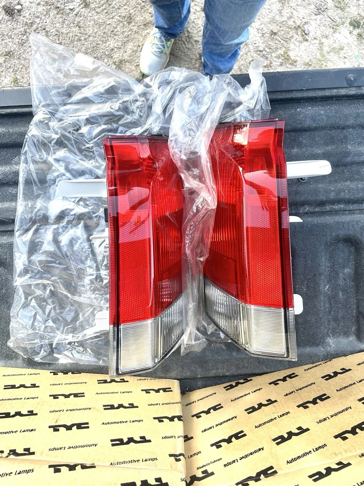 NEW OB,Station Wgn Lower RIGHT& Left Taillights 01-04VLV-70/XC-70 SERIES-VOLVO - Image 4 of 4