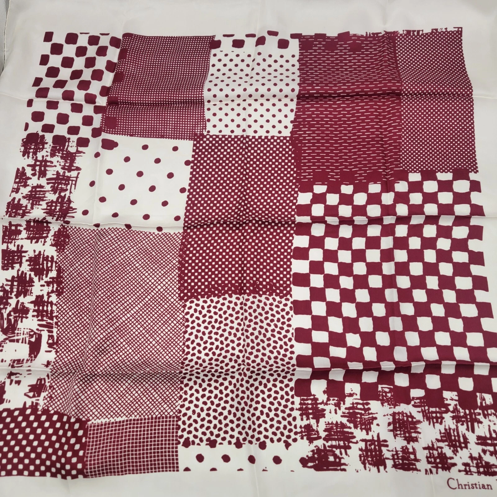 Ancien foulard ou mouchoir Christian Dior carré ou poche couleur rouge et crème