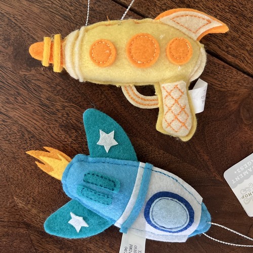 Rocket Ship and Ray Gun Felt Ornament PAIR Sci Fi Planet Space NEW Wondershop - Afbeelding 1 van 6