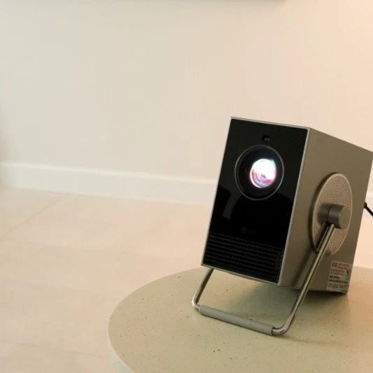 LG CineBeam Qube HU710PB 4K UHD RGB Laser Projector 120" 500 ANSI Home Theater - Image 3 of 4