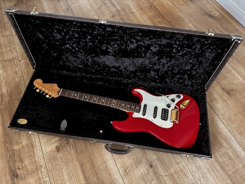 Fender Stratocaster HSS mit Gold-Hardware in Fiesta Red