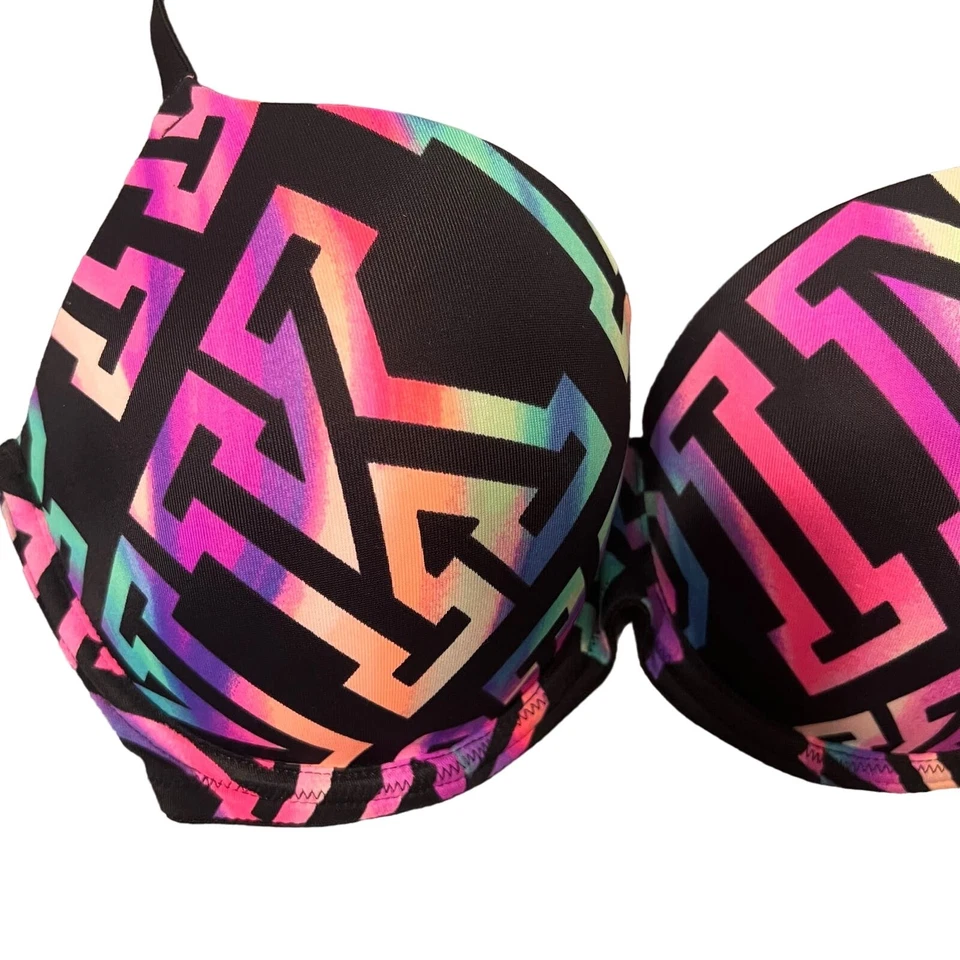 Sujetador acolchado VS rosa con logotipo multicolor en todas partes ligeramente forrado talla 32D Foto 4 de 4