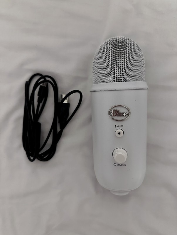 Logitech Blue Yeti Whiteout Ed. Professional 4-Pattern USB Condenser Microphone