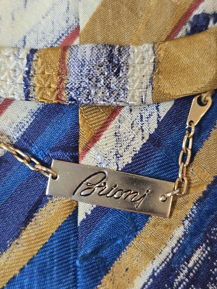 Corbata de seda de diseñador Brioni - Elegante patrón de rayas doradas y azules Foto 3 de 4