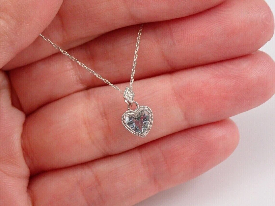 Colgante corazón aguamarina simulada corte corazón para mujer enchapado en oro blanco de 14 k Foto 4 de 4