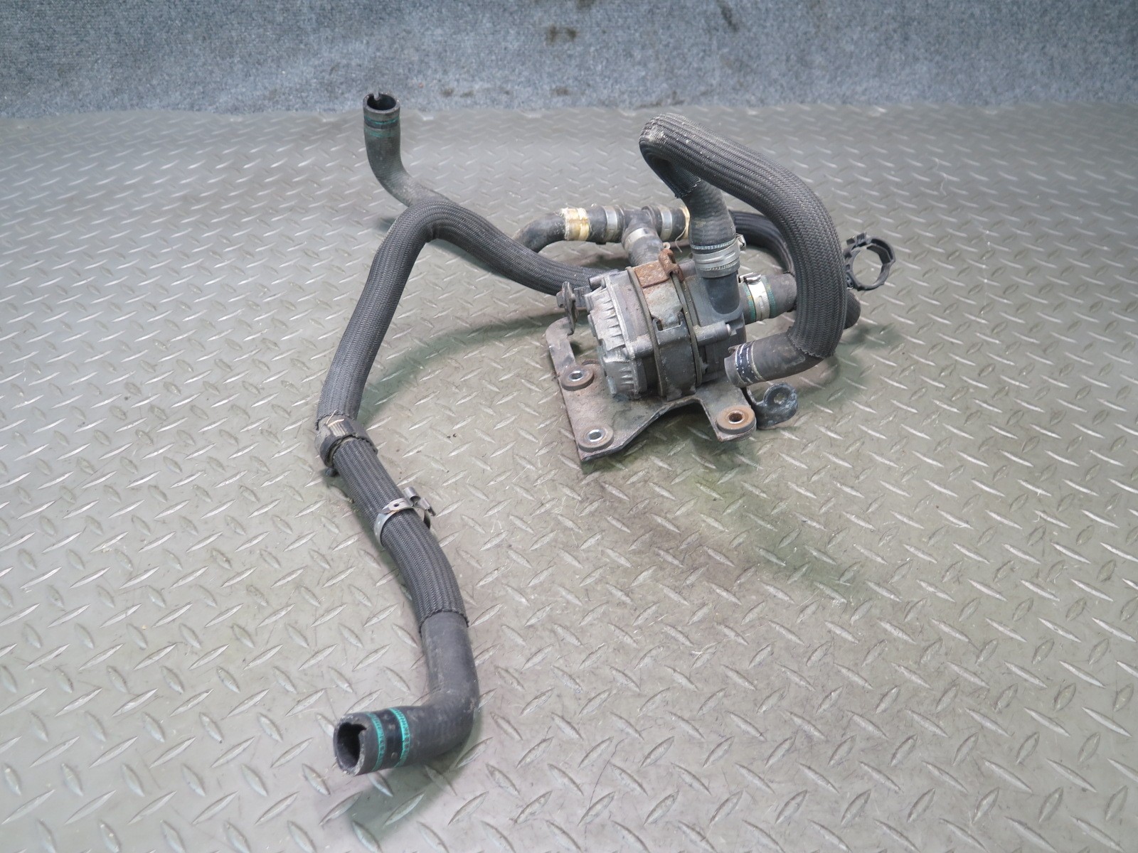2017-2020 MASERATI LEVANTE M161 AUXILIARY AUX WATER COOLANT PUMP W HOSES