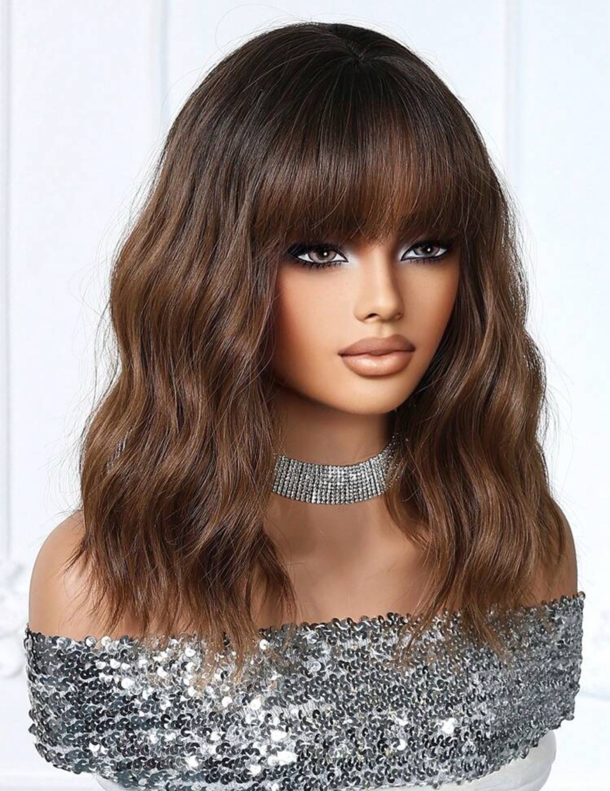 Perruque courte bouclée brune synthétique : la solution volume pour cheveux fins - 3