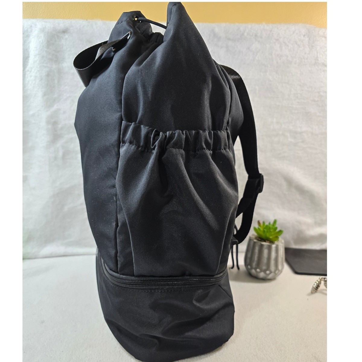 Beyond Yoga Black Drawstring Convertible Backpack/Gym Bag,GUC,Unisex Beyond Yoga Convertible Bag Backpack New | Mercari main image 3