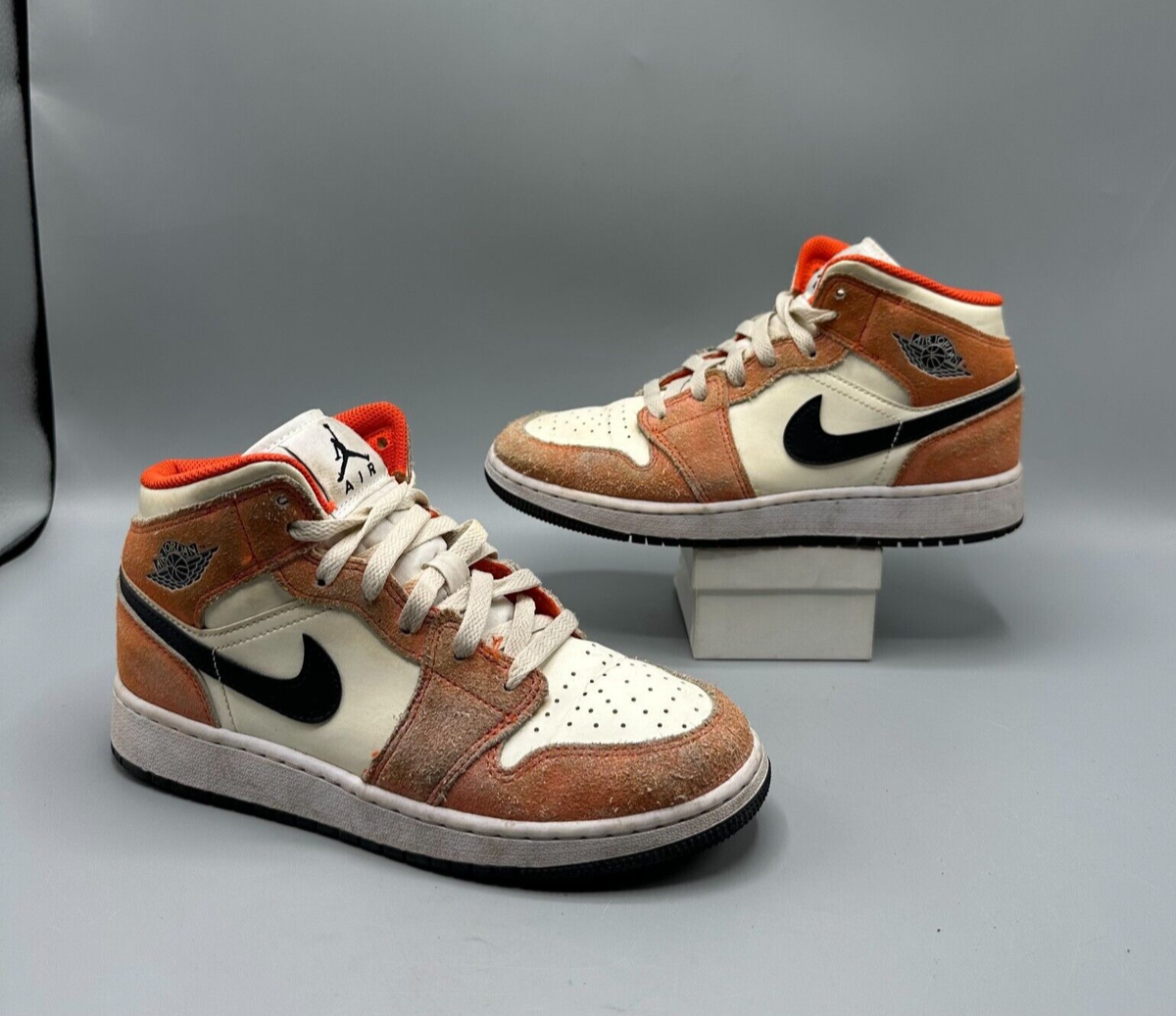 スニーカー nike air jordan1 Nike Air Jordan 1 Mid SE Orange Suede Boys Size 5Y Athletic