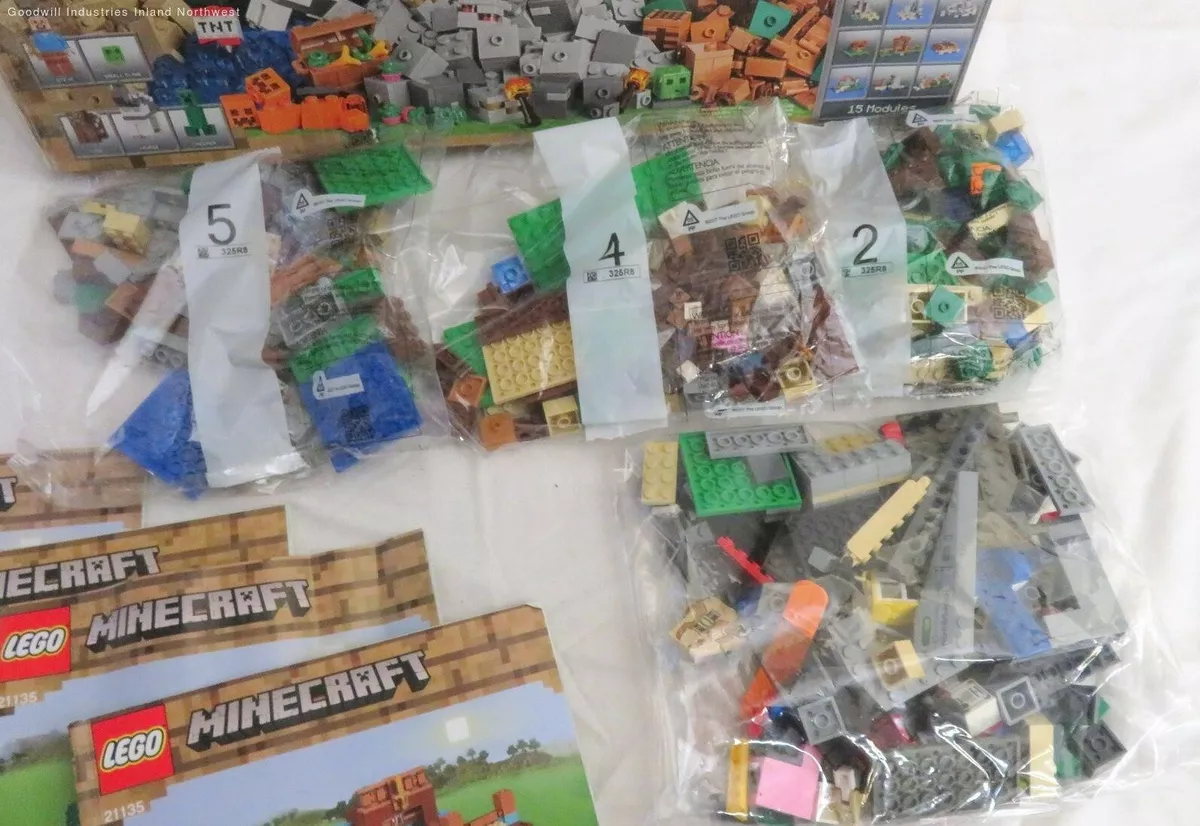 LEGO Minecraft The Crafting Box 2.0 21135 (717 Pieces) 