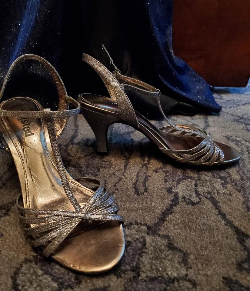 Dress for womenparty/wedding/prom. Size 4,Excellent. Includes shoes