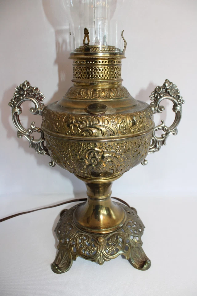 ANTIQUE THE NEW ROCHESTER MADE IN USA ORNATE BRASS KEROSENE/OIL LAMP -ELECTRIC - Image 2 of 4