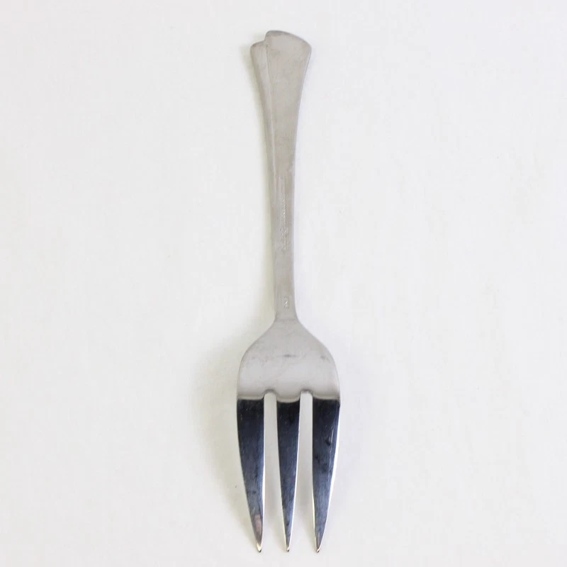 A Reed & Barton Select East Hampton Pattern Serving Fork Stainless 8.75 Inches - Image 2 of 4