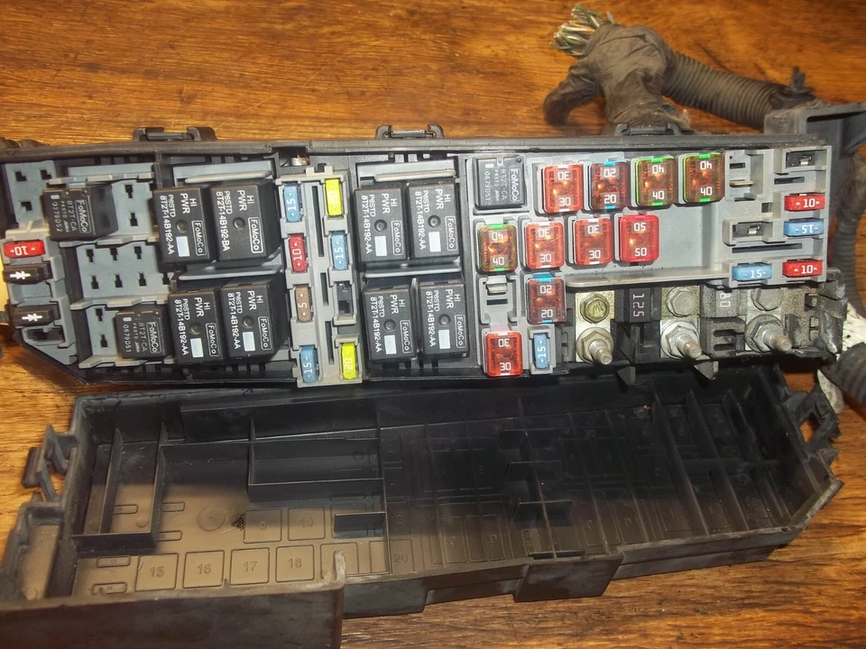 Ford Escape Mercury Mariner 2010 relé de fusibles de gas conjunto de bloque OEM Foto 2 de 4