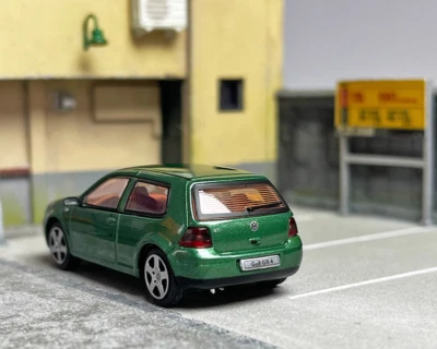 激レアなGolf Variant緑 1/24ミニカー　クリアケース&台座付き VW Volkswagen Golf Variant (Wagon) MkII + Bikes - green - Zoom 1