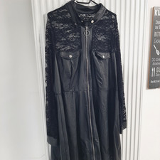 Clubwear   Schwarzes Lederimitatkleid mit viel Spitze in Gr. 50/52 (US24/26)